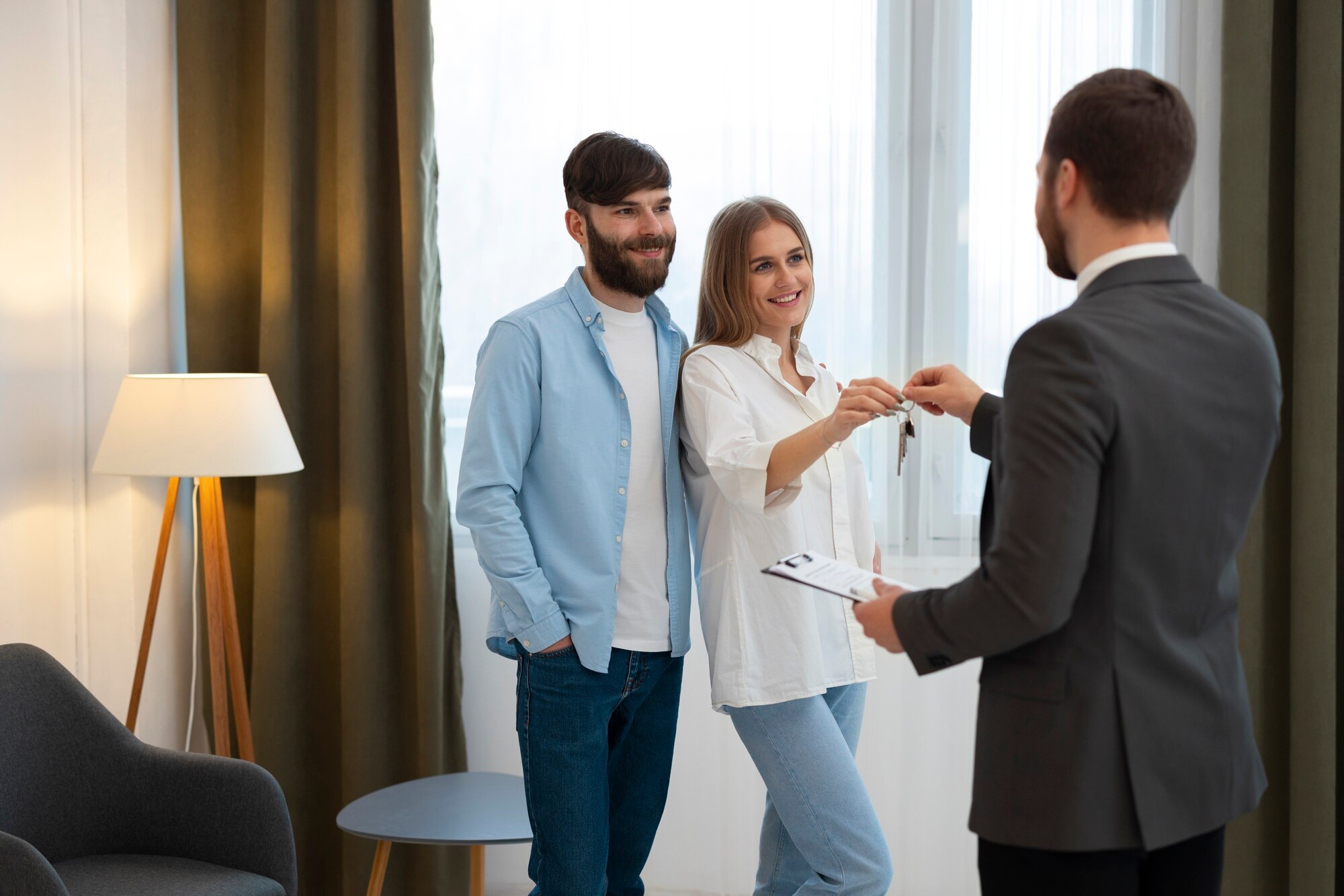 agente inmobiliario masculino haciendo negocios mostrando casa posible pareja compradora 23 2150164708