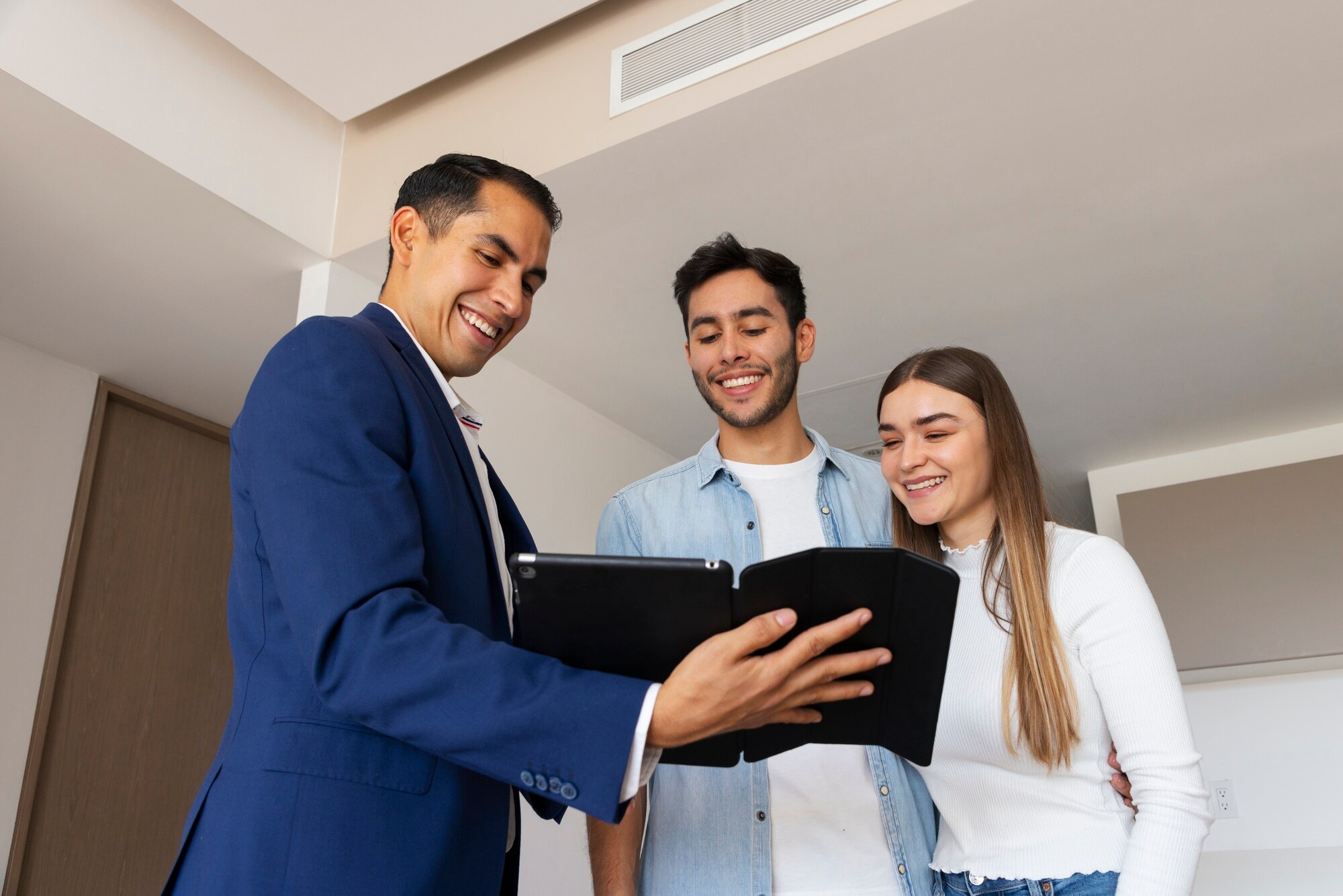 pareja tiro medio hablando agente inmobiliario 23 2150322073