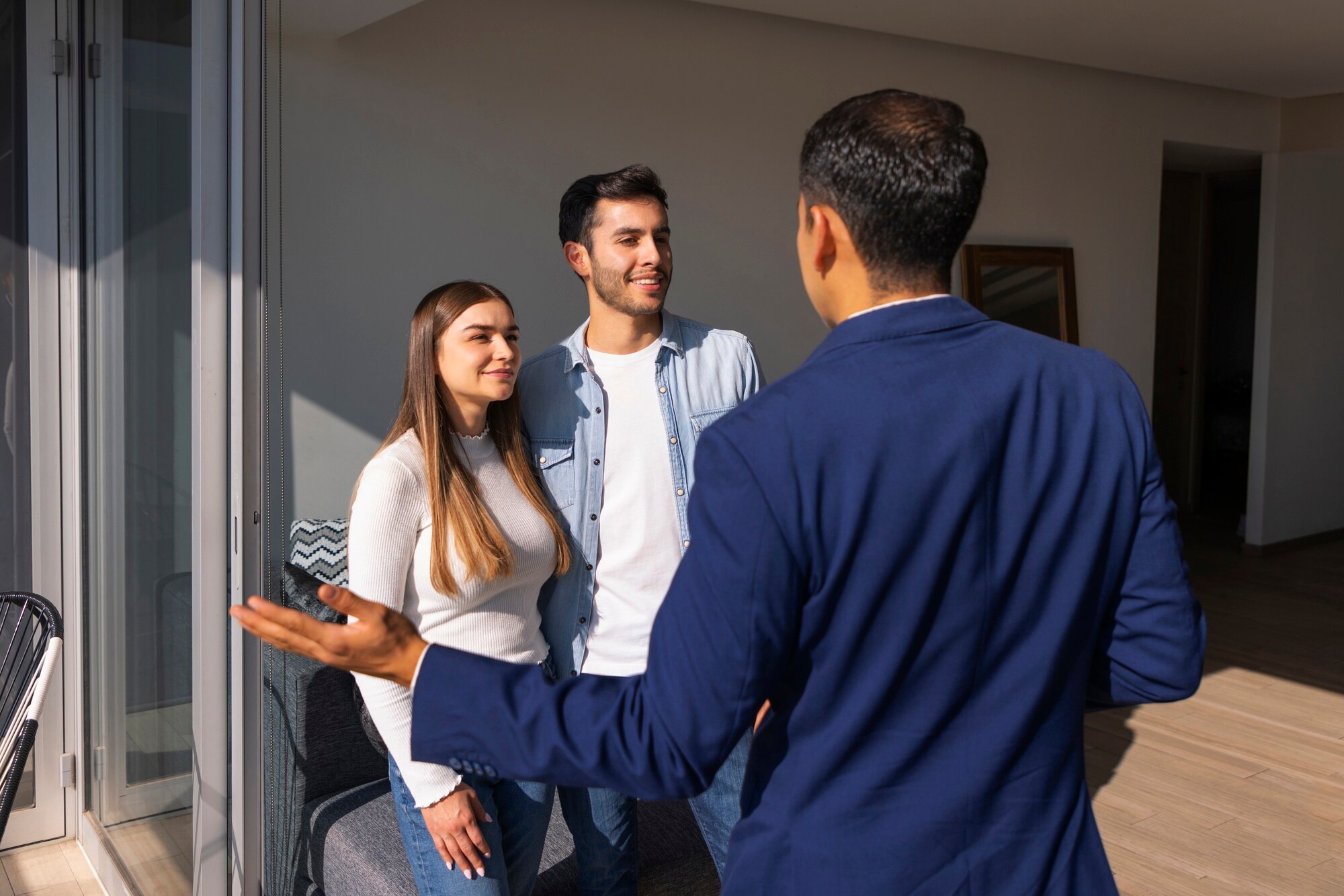 pareja tiro medio hablando agente inmobiliario 23 2150322080