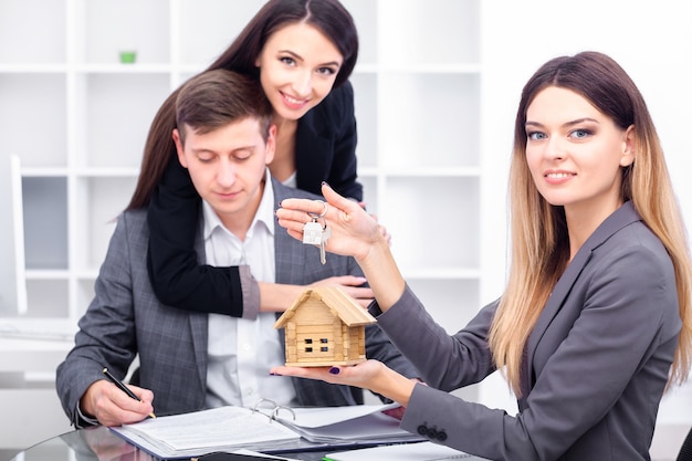 sales manager giving advice couple 118454 6796
